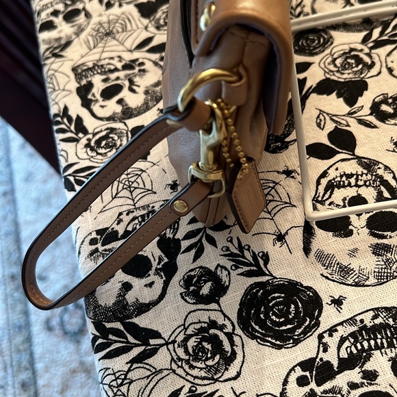 Coach Clutch/Wristlet Tan-Gold Shimmer - Picture 8 of 12